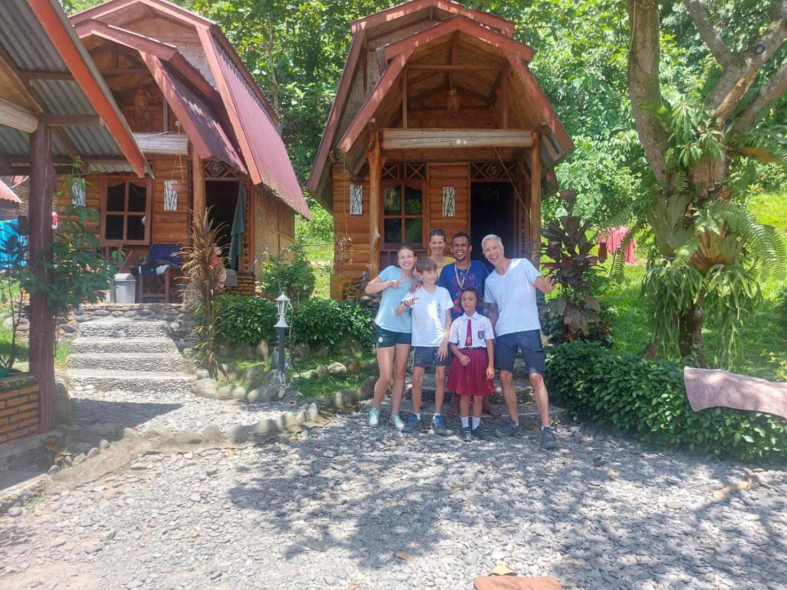 Lucky Bamboo'Bungalows-Resto And Orangutan Jungle Trekking Tours บูกิตลาวัง ภายนอก รูปภาพ