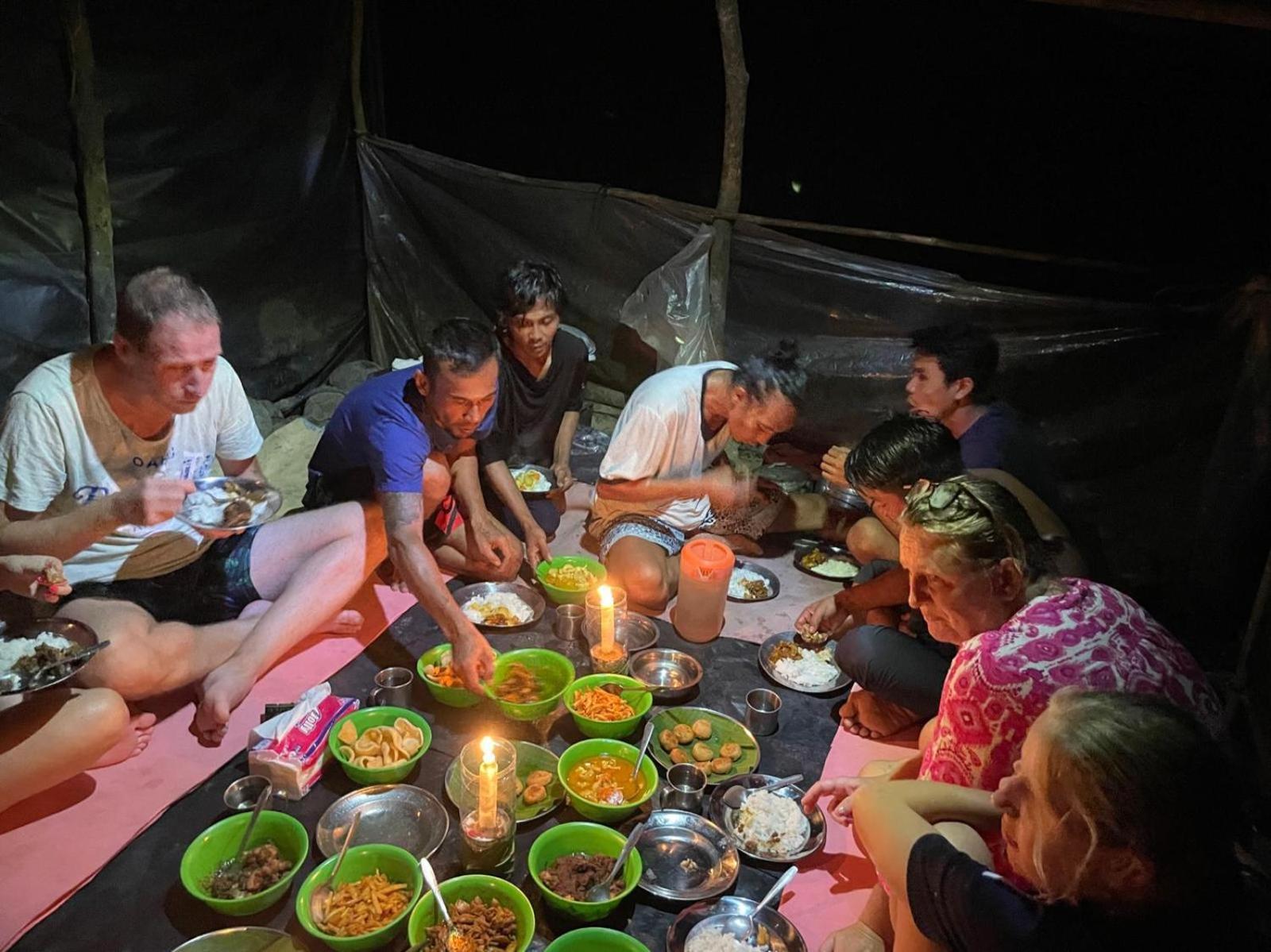 Lucky Bamboo'Bungalows-Resto And Orangutan Jungle Trekking Tours บูกิตลาวัง ภายนอก รูปภาพ