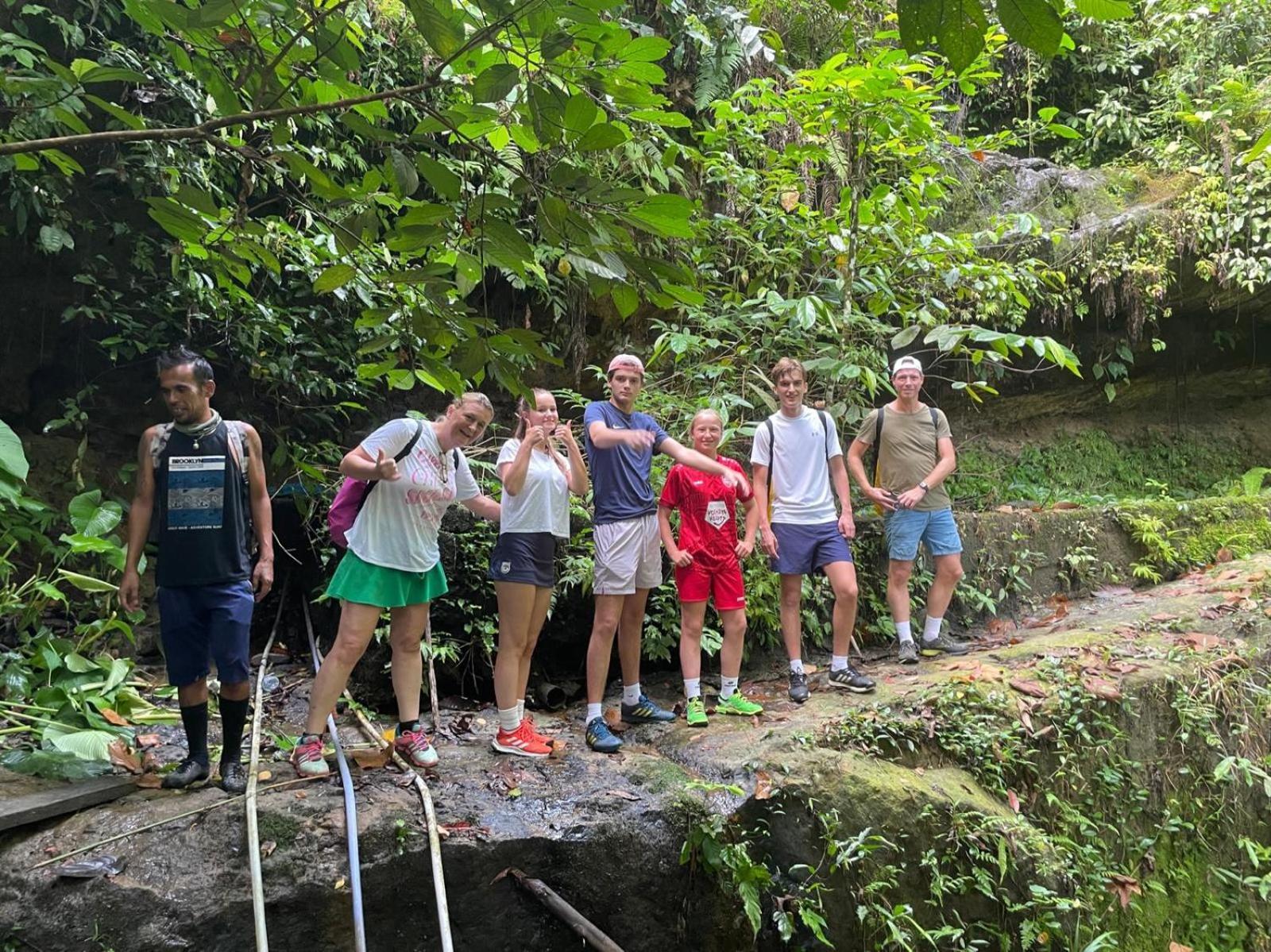 Lucky Bamboo'Bungalows-Resto And Orangutan Jungle Trekking Tours บูกิตลาวัง ภายนอก รูปภาพ